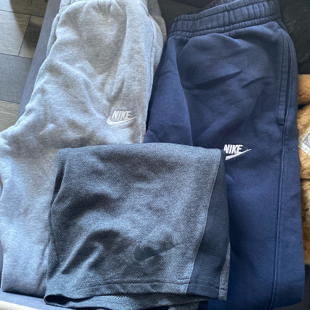 Nike men's lot small. Sweatpants shorts